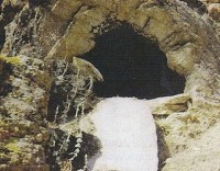 Κυψέλη διαμορφωμένη σε φυσική κοιλότητα βράχου από την Άνδρο.