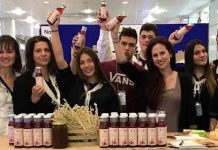 Χανιώτες μαθητές έφτιαξαν κρύο ρόφημα «μαλοτήρας με μέλι και φυσικό χυμό ροδιού» και βραβεύτηκαν για την εικονική τους επιχείρηση!