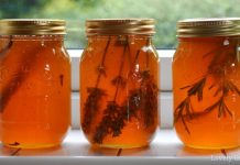 Πως θα φτιάξετε μέλι με γεύση από βότανα, μπαχαρικά και βρώσιμα λουλούδια